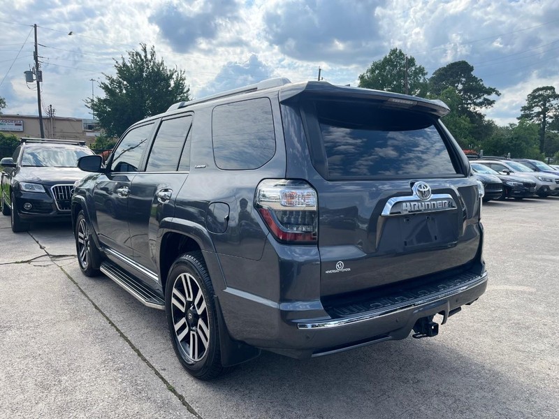 Toyota 4Runner Vehicle Full-screen Gallery Image 08