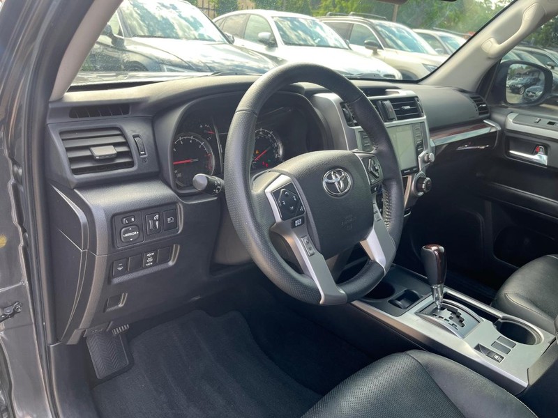 Toyota 4Runner Vehicle Full-screen Gallery Image 10