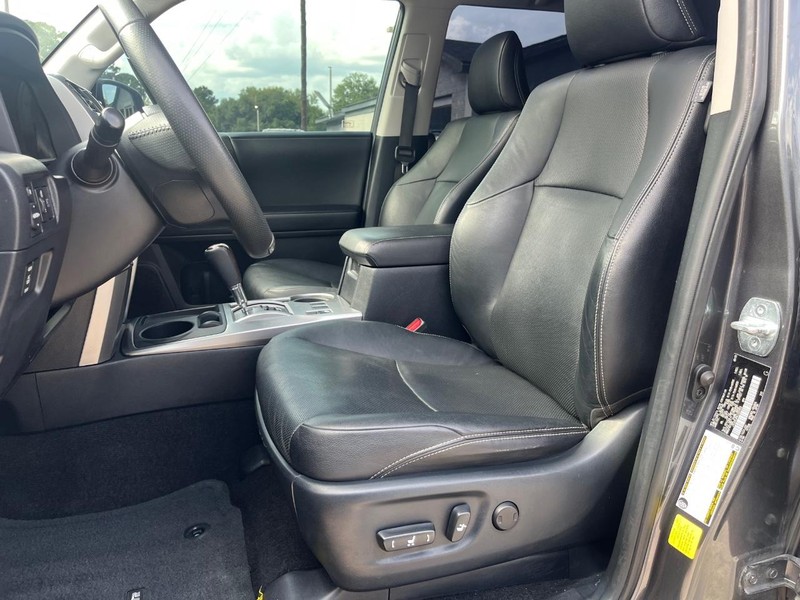 Toyota 4Runner Vehicle Full-screen Gallery Image 11