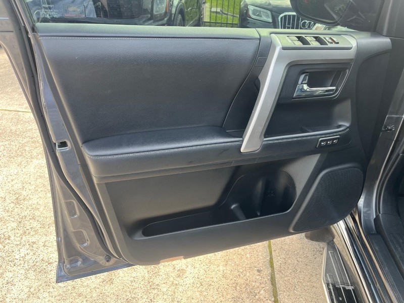 Toyota 4Runner Vehicle Full-screen Gallery Image 12