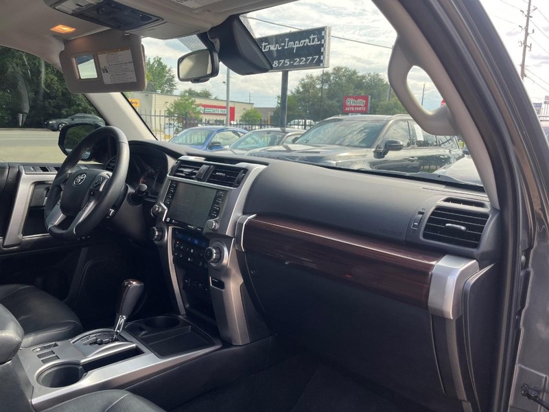 Toyota 4Runner Vehicle Full-screen Gallery Image 13