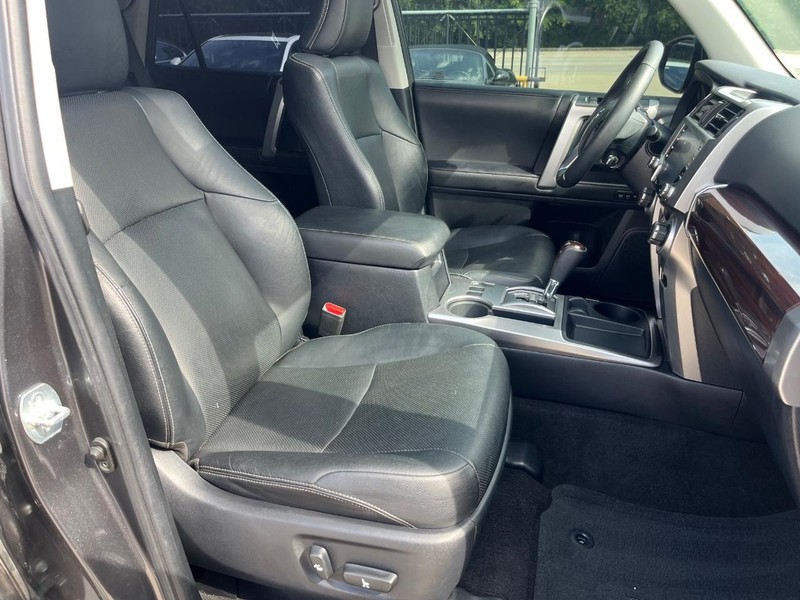 Toyota 4Runner Vehicle Full-screen Gallery Image 14