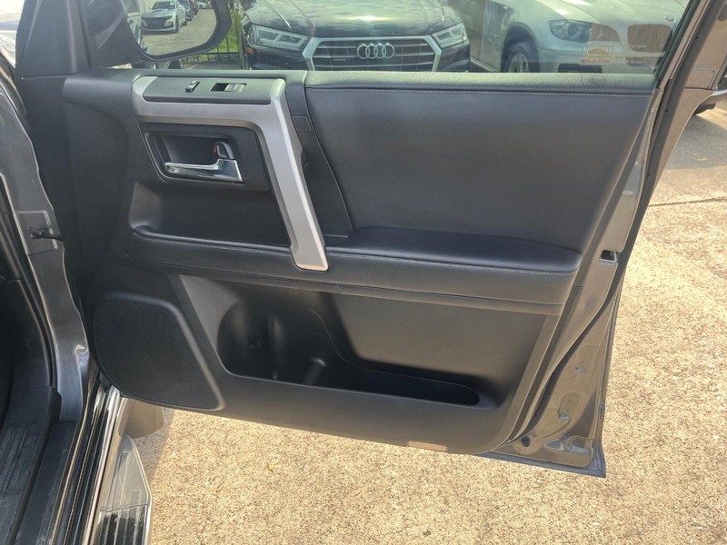Toyota 4Runner Vehicle Full-screen Gallery Image 15