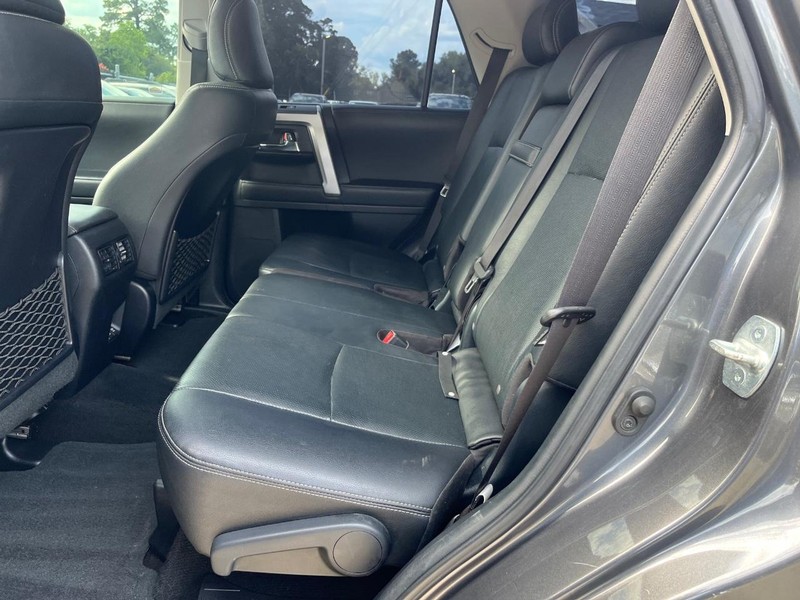Toyota 4Runner Vehicle Full-screen Gallery Image 16