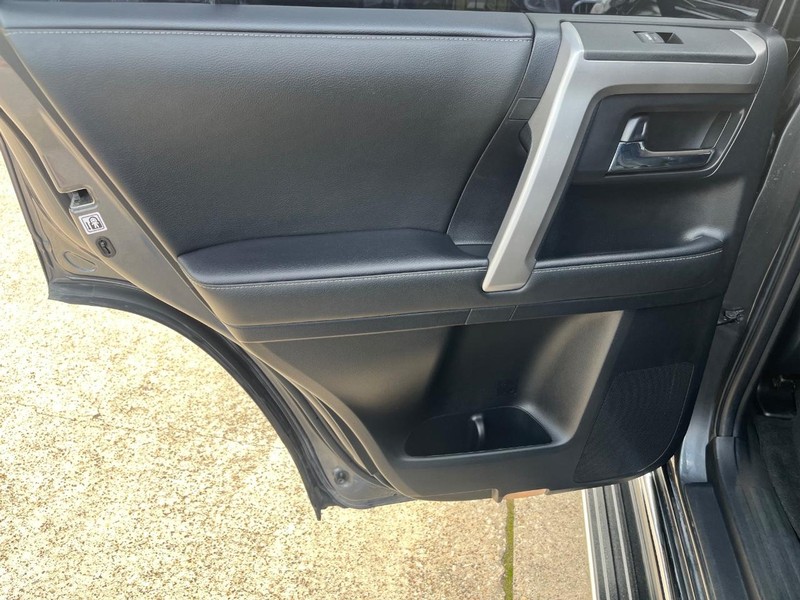 Toyota 4Runner Vehicle Full-screen Gallery Image 17