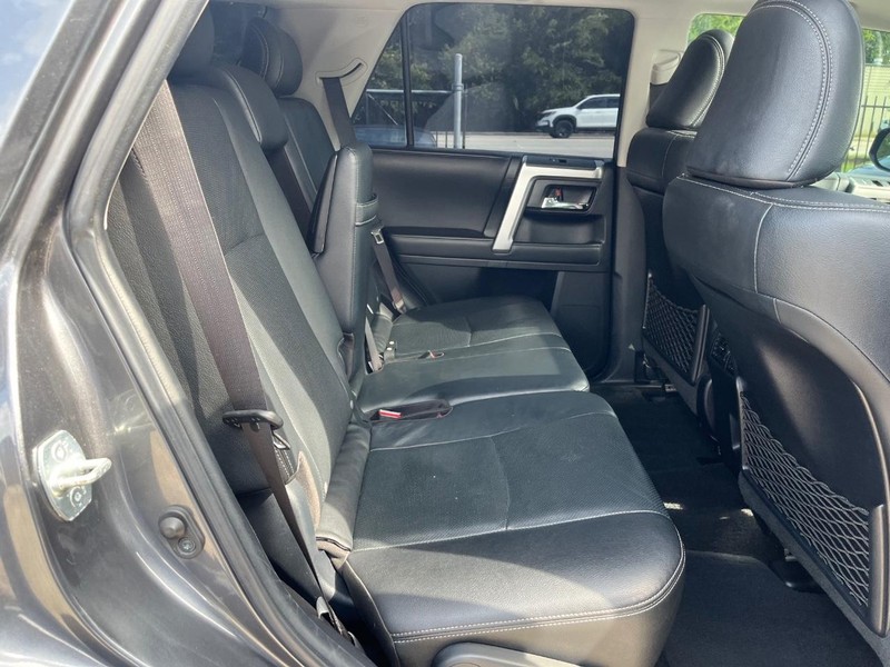 Toyota 4Runner Vehicle Full-screen Gallery Image 19