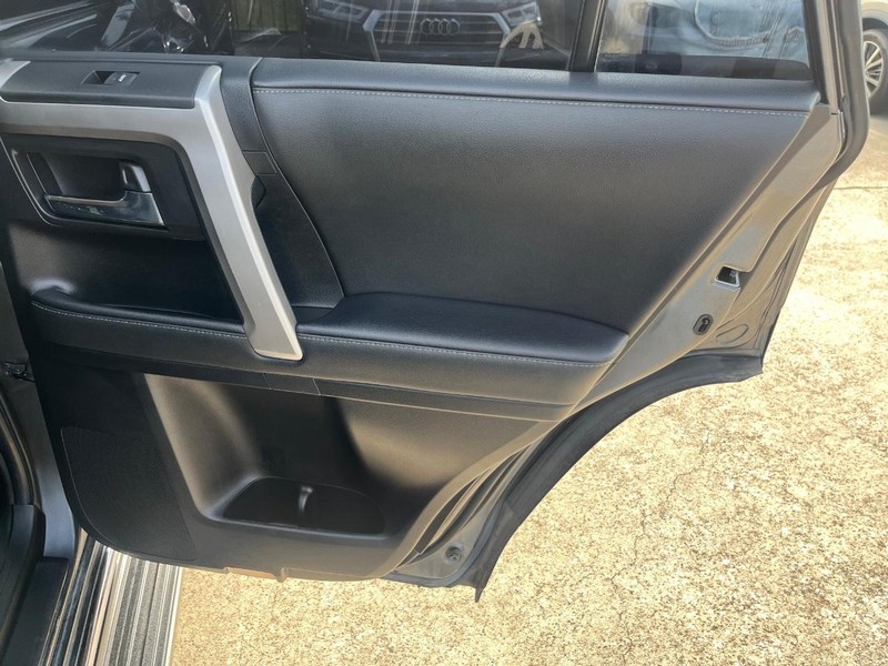 Toyota 4Runner Vehicle Full-screen Gallery Image 20