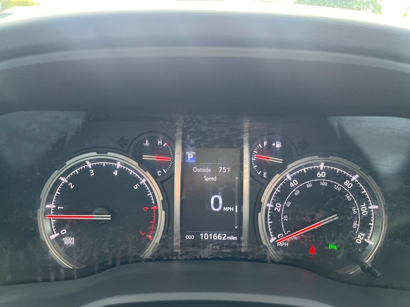 Toyota 4Runner Vehicle Full-screen Gallery Image 23