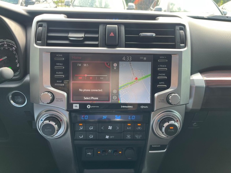 Toyota 4Runner Vehicle Full-screen Gallery Image 24