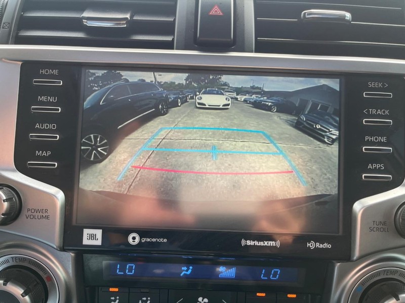 Toyota 4Runner Vehicle Full-screen Gallery Image 25
