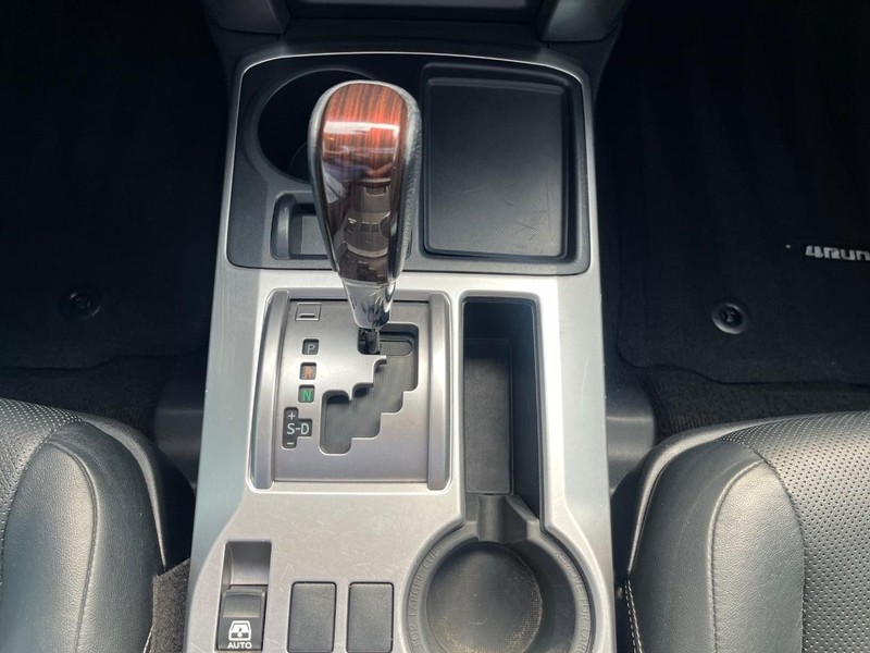 Toyota 4Runner Vehicle Full-screen Gallery Image 27