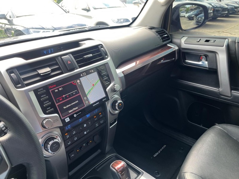 Toyota 4Runner Vehicle Full-screen Gallery Image 28
