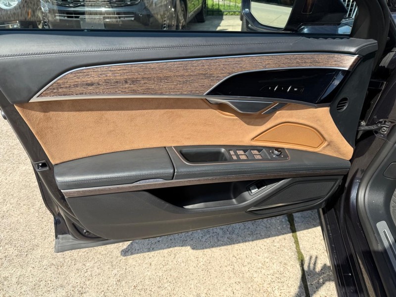 Audi A8 Vehicle Full-screen Gallery Image 12