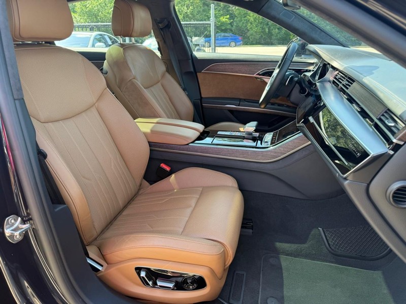 Audi A8 Vehicle Full-screen Gallery Image 14