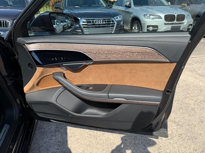 Audi A8 Vehicle Full-screen Gallery Image 15