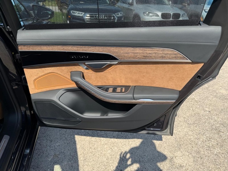 Audi A8 Vehicle Full-screen Gallery Image 17