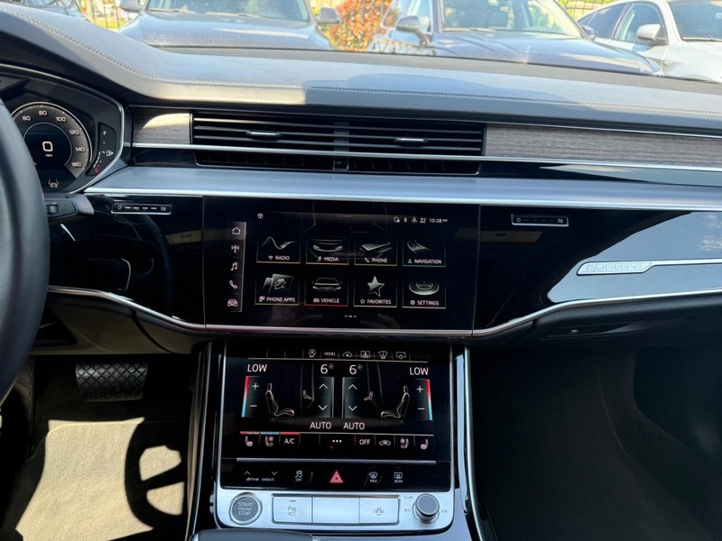 Audi A8 Vehicle Full-screen Gallery Image 21