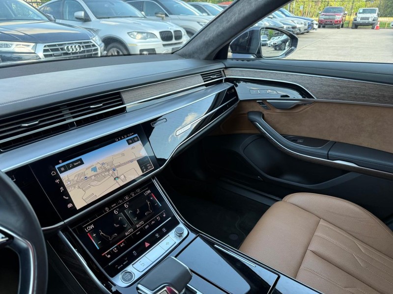 Audi A8 Vehicle Full-screen Gallery Image 23