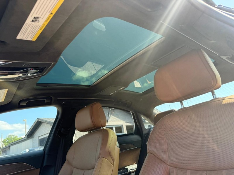 Audi A8 Vehicle Full-screen Gallery Image 26