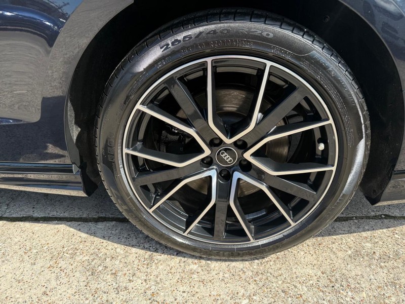 Audi A8 Vehicle Full-screen Gallery Image 27