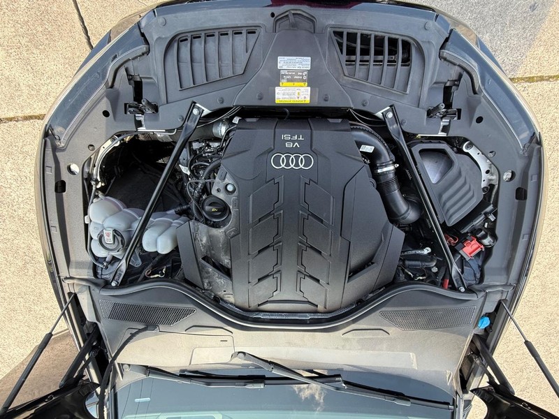 Audi A8 Vehicle Full-screen Gallery Image 28