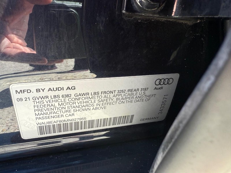 Audi A8 Vehicle Full-screen Gallery Image 29