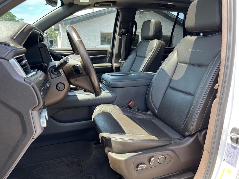GMC Yukon Vehicle Full-screen Gallery Image 10