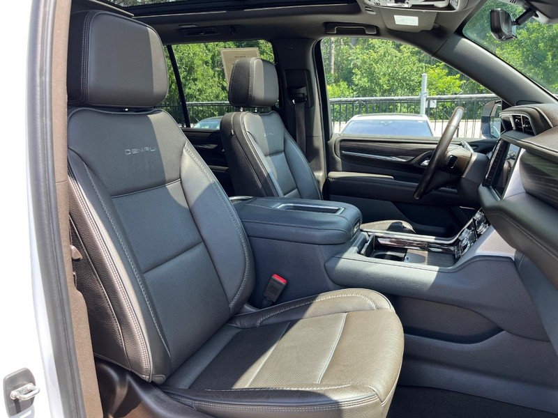 GMC Yukon Vehicle Full-screen Gallery Image 13