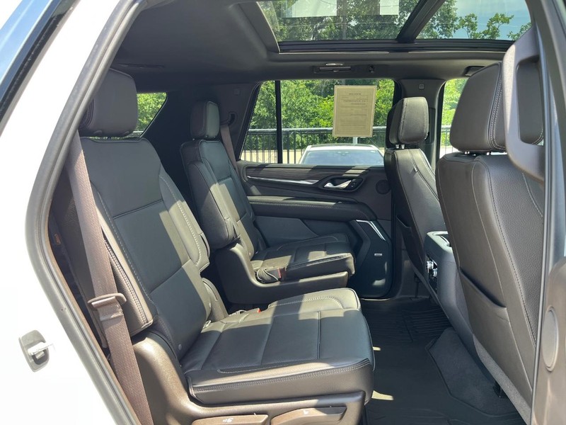 GMC Yukon Vehicle Full-screen Gallery Image 15