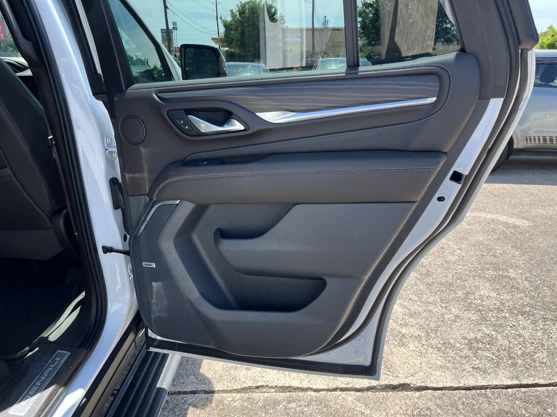 GMC Yukon Vehicle Full-screen Gallery Image 16
