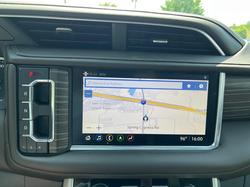 GMC Yukon Vehicle Full-screen Gallery Image 23