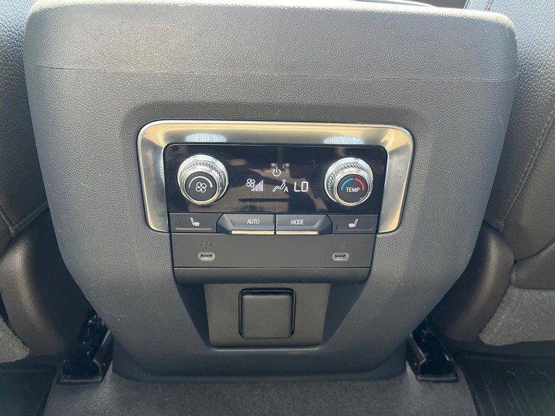 GMC Yukon Vehicle Full-screen Gallery Image 26