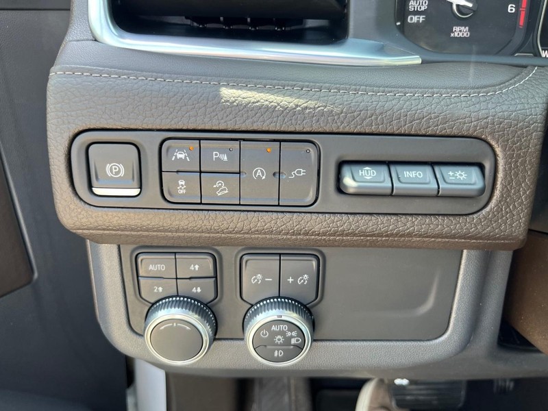 GMC Yukon Vehicle Full-screen Gallery Image 27