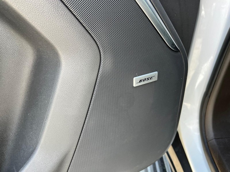 GMC Yukon Vehicle Full-screen Gallery Image 28