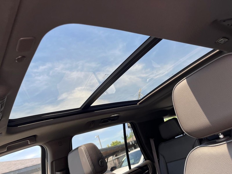 GMC Yukon Vehicle Full-screen Gallery Image 30
