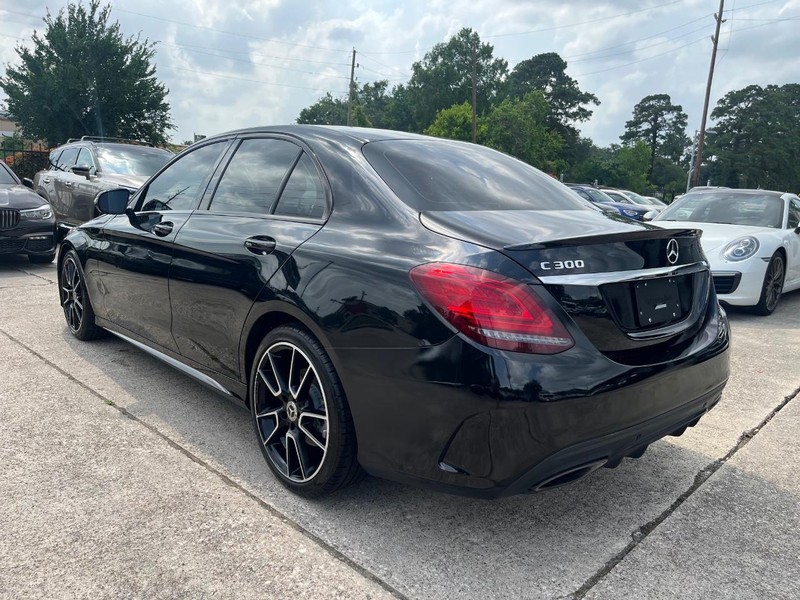 Mercedes-Benz C 300 Vehicle Full-screen Gallery Image 07