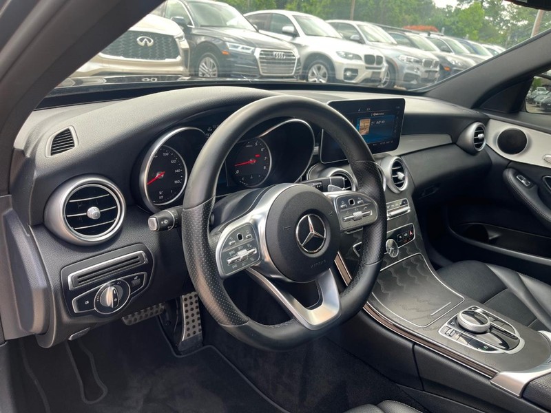Mercedes-Benz C 300 Vehicle Full-screen Gallery Image 10