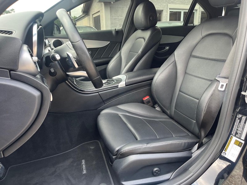 Mercedes-Benz C 300 Vehicle Full-screen Gallery Image 11