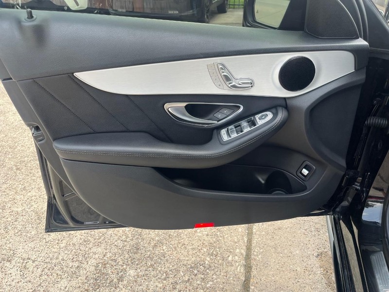 Mercedes-Benz C 300 Vehicle Full-screen Gallery Image 12