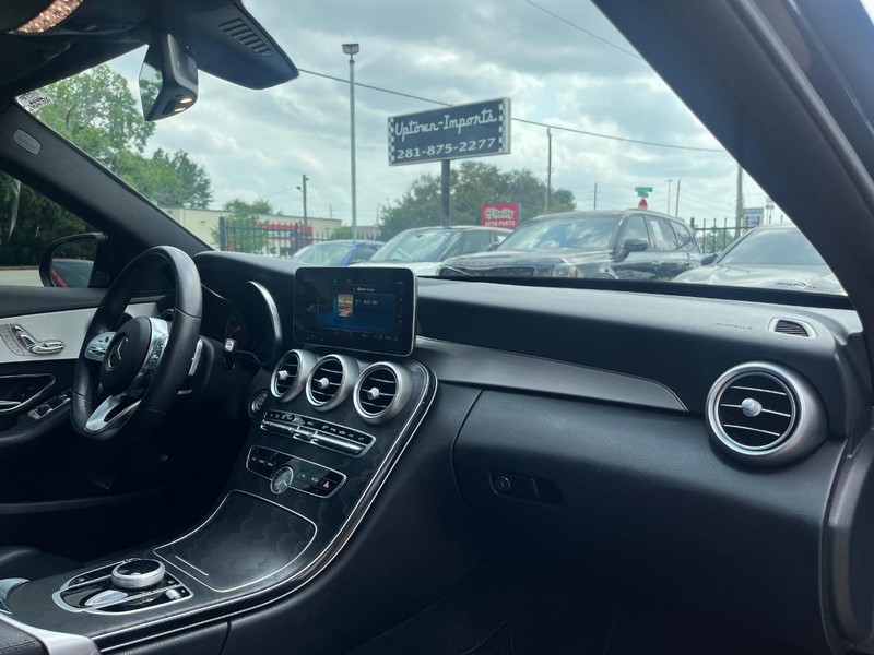 Mercedes-Benz C 300 Vehicle Full-screen Gallery Image 13
