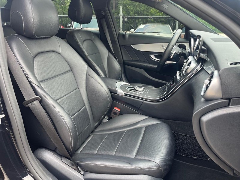 Mercedes-Benz C 300 Vehicle Full-screen Gallery Image 14