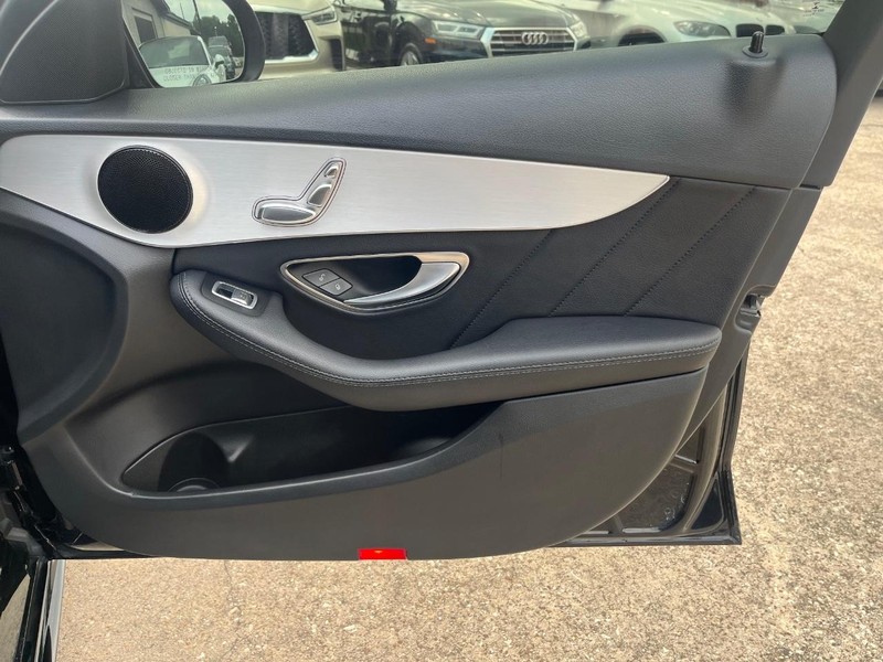 Mercedes-Benz C 300 Vehicle Full-screen Gallery Image 15