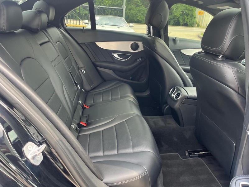 Mercedes-Benz C 300 Vehicle Full-screen Gallery Image 16