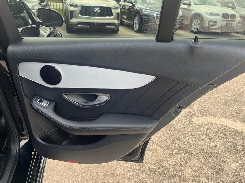 Mercedes-Benz C 300 Vehicle Full-screen Gallery Image 17