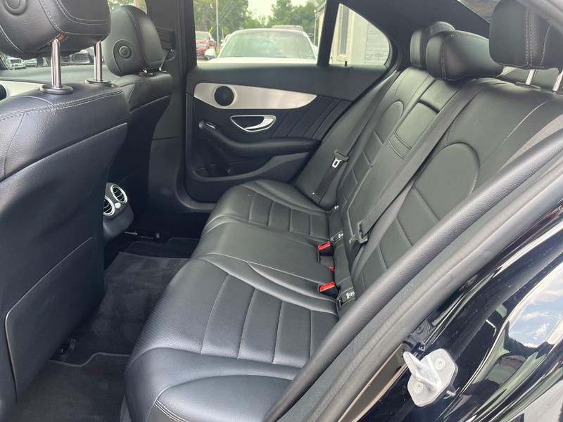 Mercedes-Benz C 300 Vehicle Full-screen Gallery Image 18