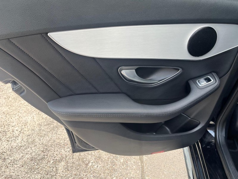 Mercedes-Benz C 300 Vehicle Full-screen Gallery Image 19