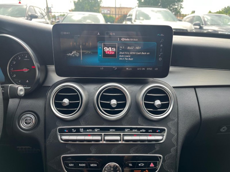 Mercedes-Benz C 300 Vehicle Full-screen Gallery Image 22