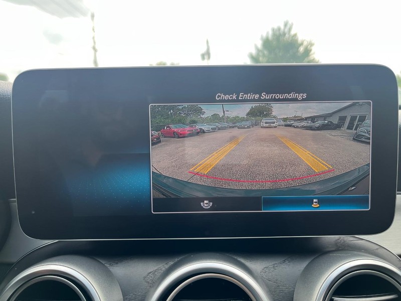 Mercedes-Benz C 300 Vehicle Full-screen Gallery Image 23