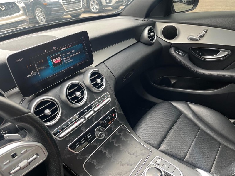 Mercedes-Benz C 300 Vehicle Full-screen Gallery Image 24
