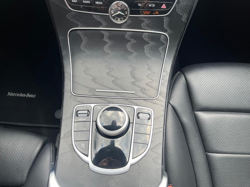Mercedes-Benz C 300 Vehicle Full-screen Gallery Image 25